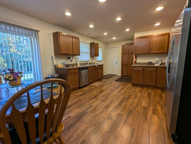 Building Photo - 220 Mulberry Ln