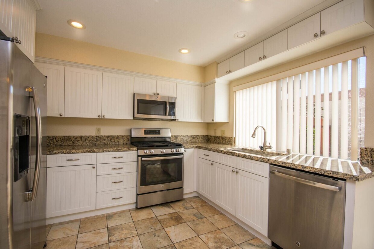 Foto principal - Spacious 3BR Condo with Pool View in Tangl...