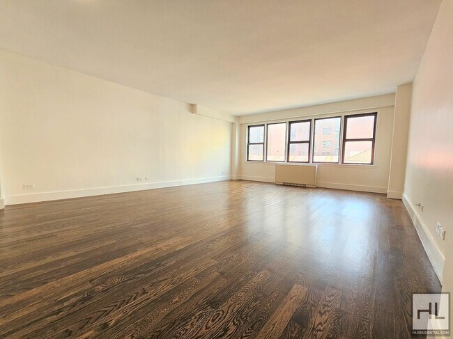 Foto del edificio - Sunlit 11th-Floor 1-Bed with Wall-to-Wall Windows in Lenox Hill
