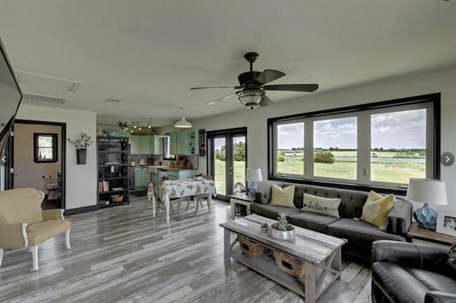 Building Photo - 1150 CR 405