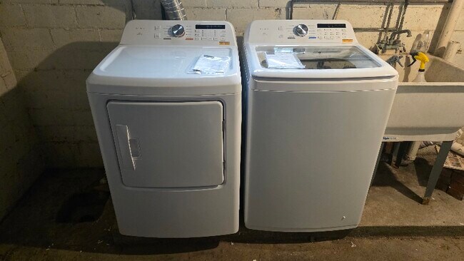 Foto del edificio - 7318-7320 Wakefield Ave