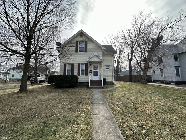 Building Photo - 2 br, 1 bath Duplex - 1815 E Ganson St Apt...