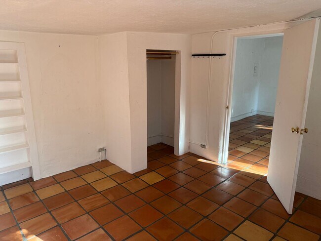 Building Photo - 949 Agua Fria St