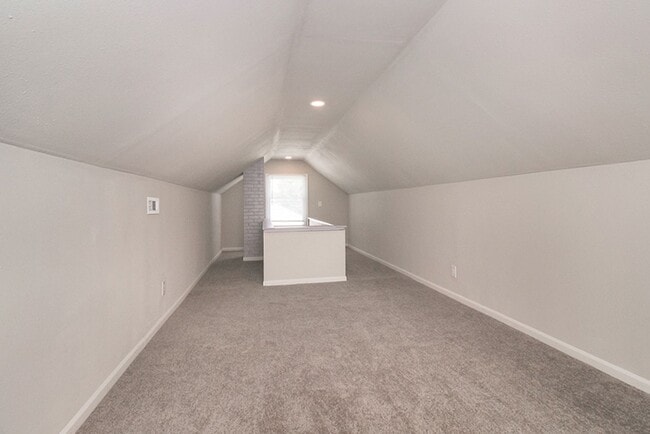 Building Photo - 3 bedroom Spacious Cape Cod!