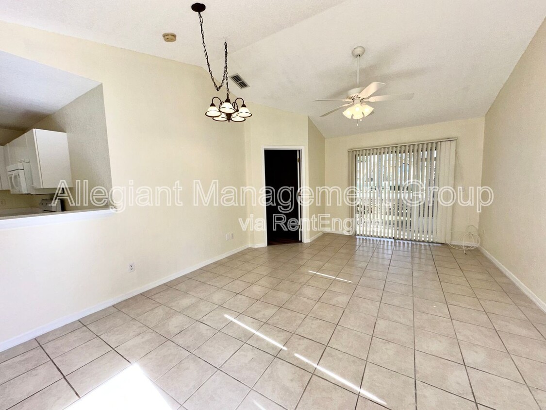 Foto principal - 3201 Queen Palms Ct