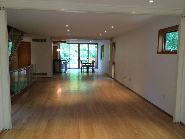 Building Photo - Welcome Home to Your Dream House in Glendale!