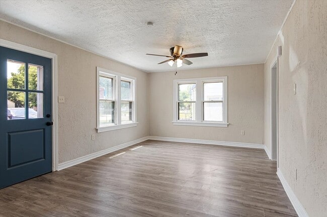 Living room - 807 SW Jefferson Ave