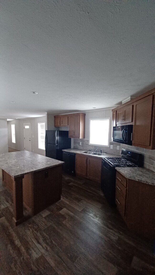 Building Photo - 3 bed 2 bath mobile home