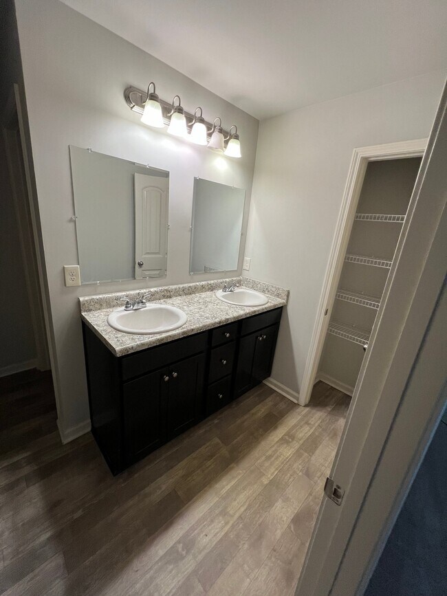 Foto del edificio - 229 Turtle Creek Dr