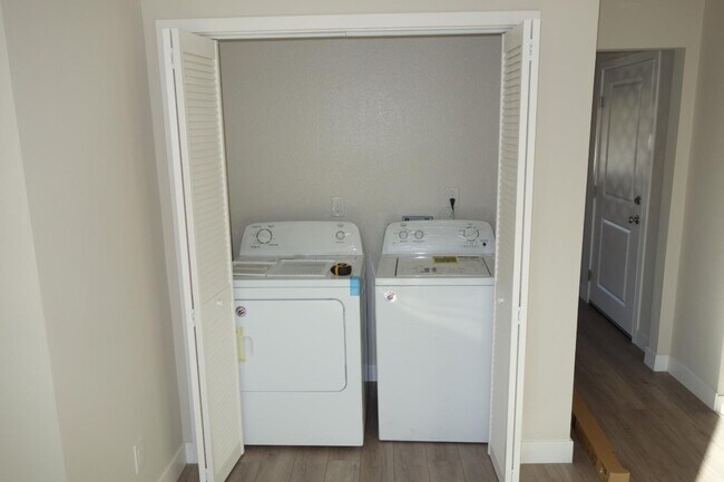 Foto del edificio - 3390 Moorpark Ave