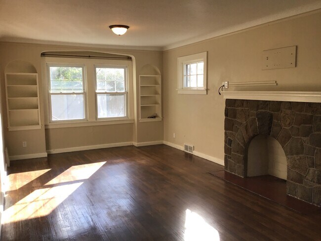 Foto del edificio - BEAUTIFUL 4 BEDROOM TUDOR STYLE HOME IN EUCLID