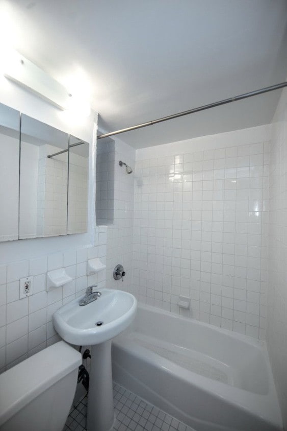 Building Photo - Beautiful, newly renovated studio in Soho