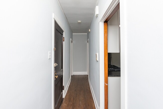 Building Photo - 2514 W Belle Plaine Ave