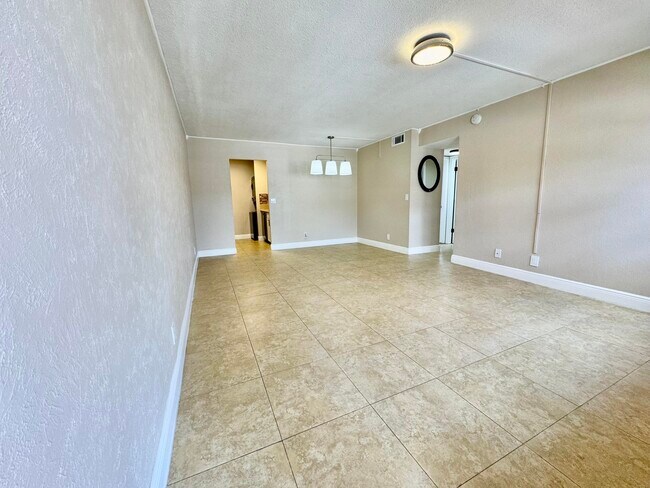 Building Photo - 10008 Twin Lakes Dr