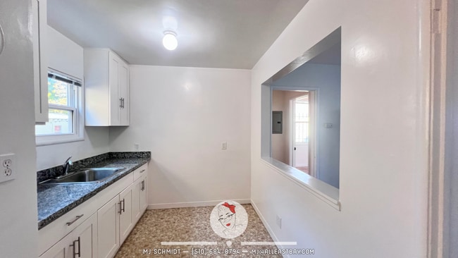 Foto del edificio - Remodeled 1 bedroom with hardwood flooring and spacious modern kitchen with new appliances!