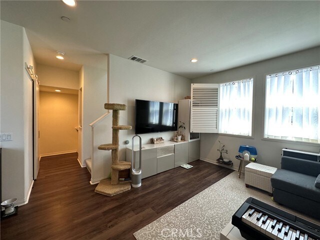 Foto del edificio - 15310 Jasmine Ln