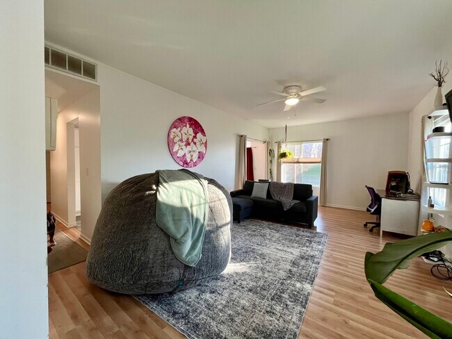 Foto del edificio - 1682 Fredericksburg Ln