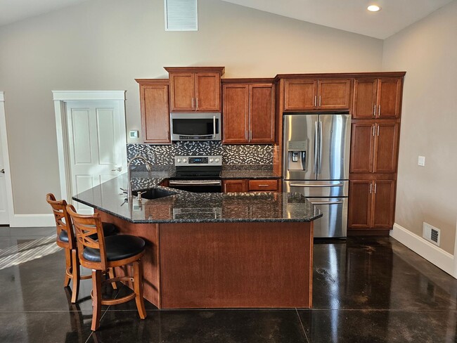 Building Photo - 10203A White Birch Lane, Island City, Oreg...