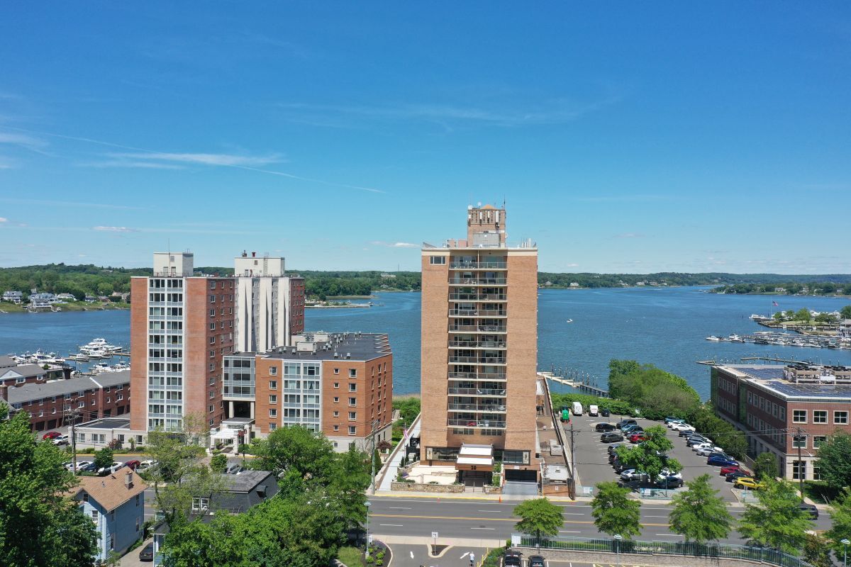 Primary Photo - 28 Riverside Ave