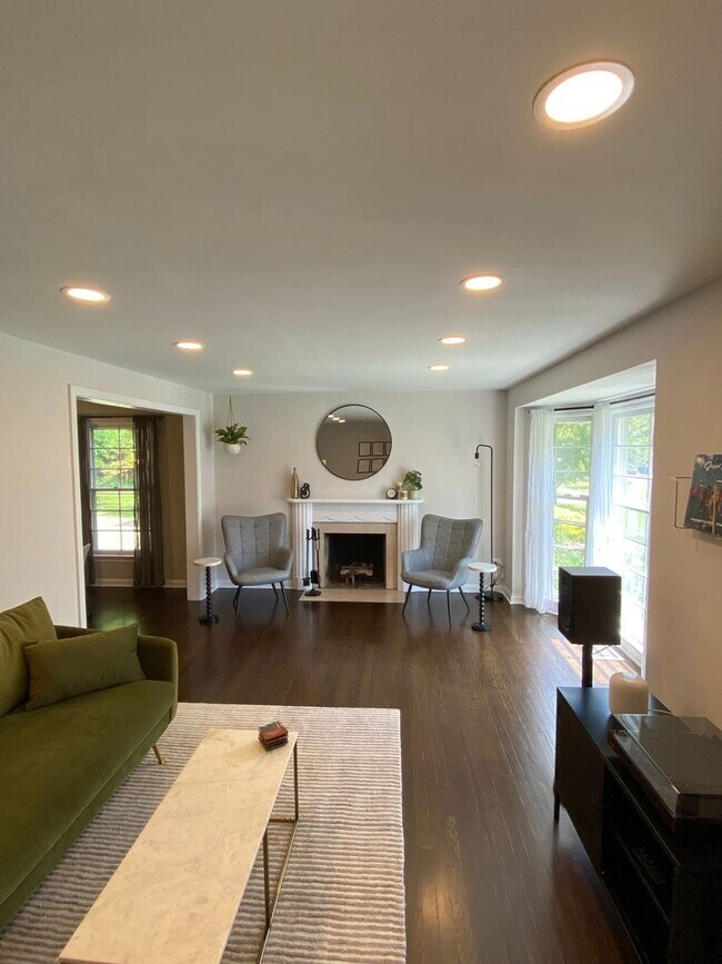 Foto del edificio - 4 Bedroom Single Family Home in University...