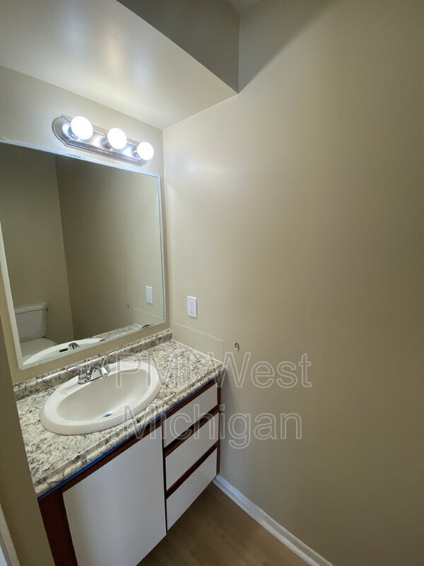 Building Photo - 6081 In the Pines Dr SE