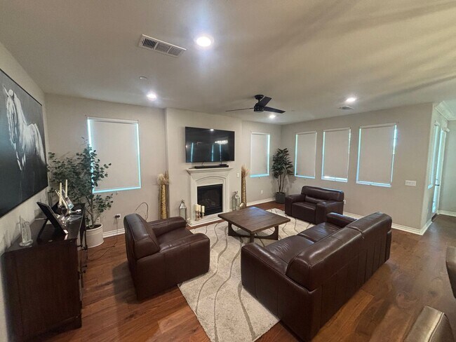 Foto del edificio - 4-Bedroom Home with Solar, Loft, and Gated Community Amenities in Valencia!