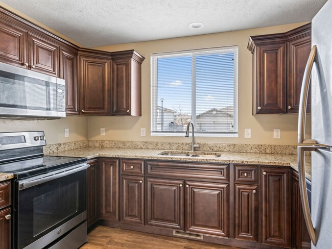 Building Photo - Beautiful Finishes in Newer Neighborhood
