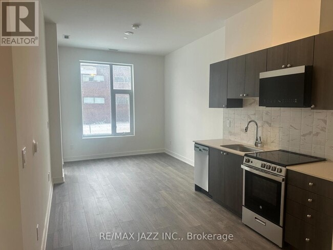 Building Photo - 705 Davis Dr