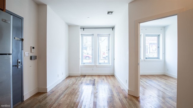 Foto del edificio - 3 br, 1 bath Apartment - 245 Frost St Unit 1C