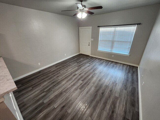 Foto del edificio - 418 E 13th St
