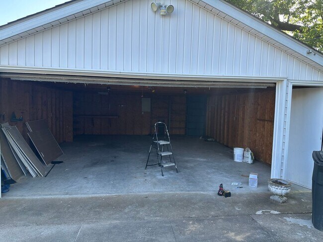 Building Photo - 111 Lynnwood Dr