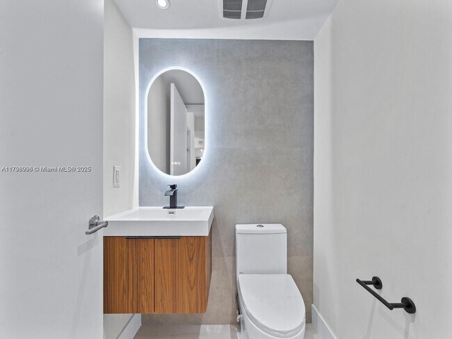 Foto del edificio - 3501 Magellan Cir