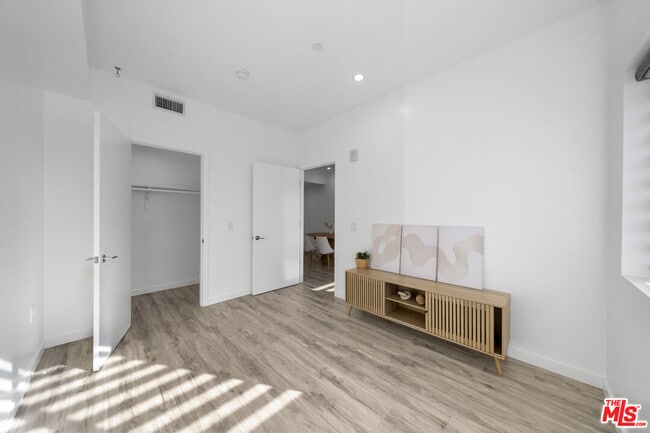 Building Photo - 1229 S Kingsley Dr