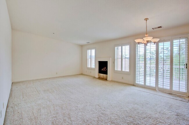 Building Photo - Bright & Airy 3bd/2bth End Unit Condo in F...