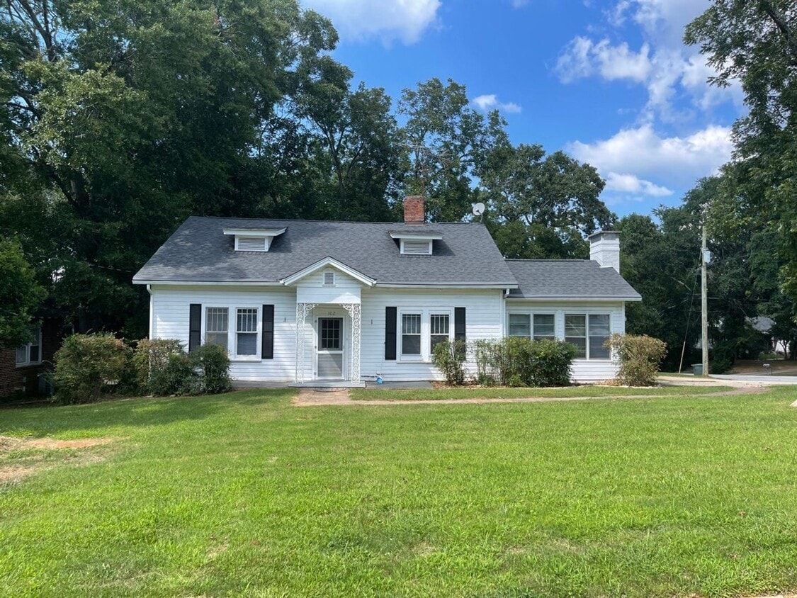 Primary Photo - Beautiful 3 Bedroom House in Seneca Availa...