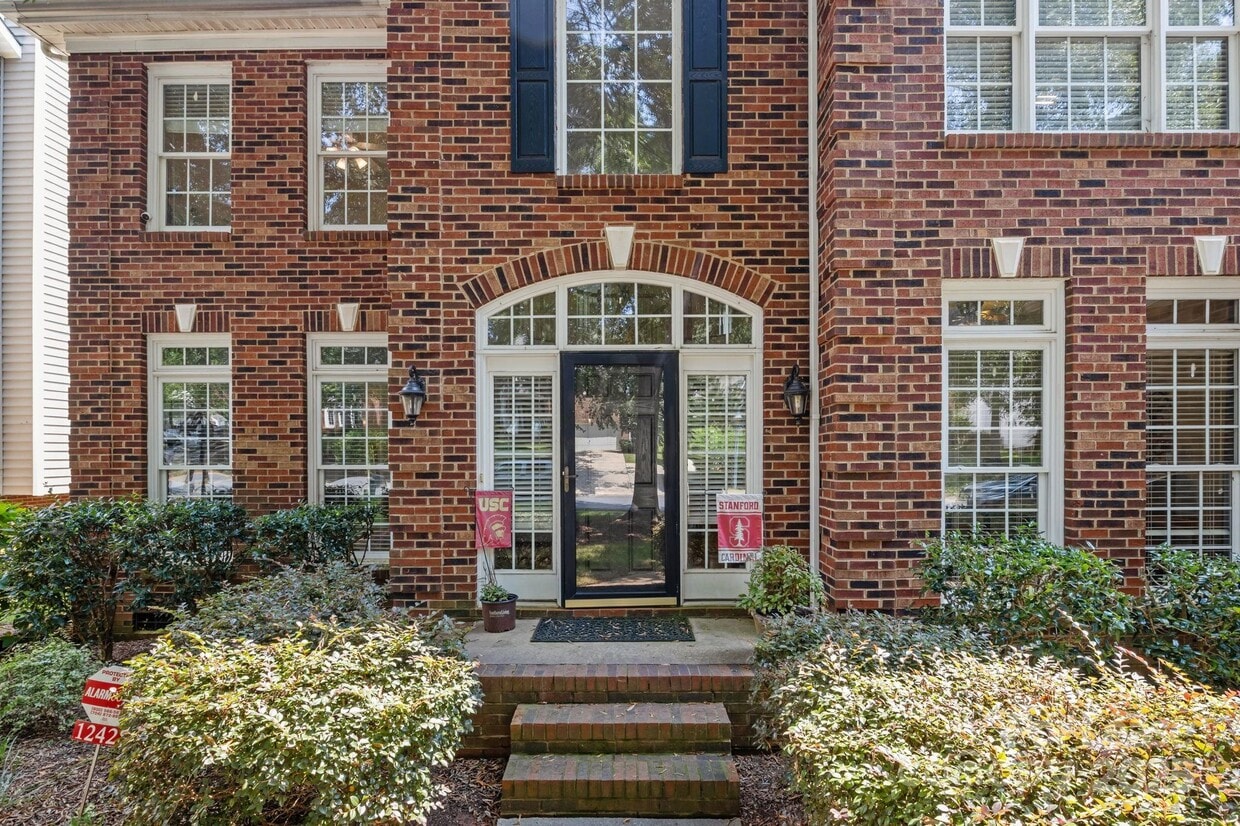 Foto principal - 12428 Willingdon Rd