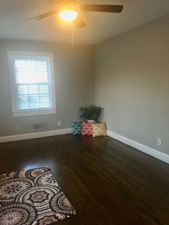 Foto del edificio - COMING SOON! 3 Bed House!!! Wooden floors!
