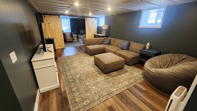 Foto del edificio - 321 Swanson Cir