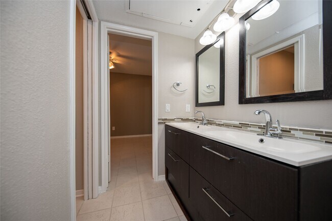 Foto del edificio - 1880 White Oak Dr