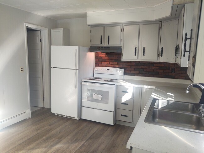 Kitchen - 9 Cameron Ave