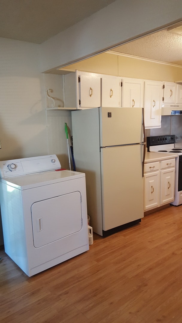 Building Photo - COZY & QUAINT 2 BD, 1 BA HOUSE WITH WALK O...