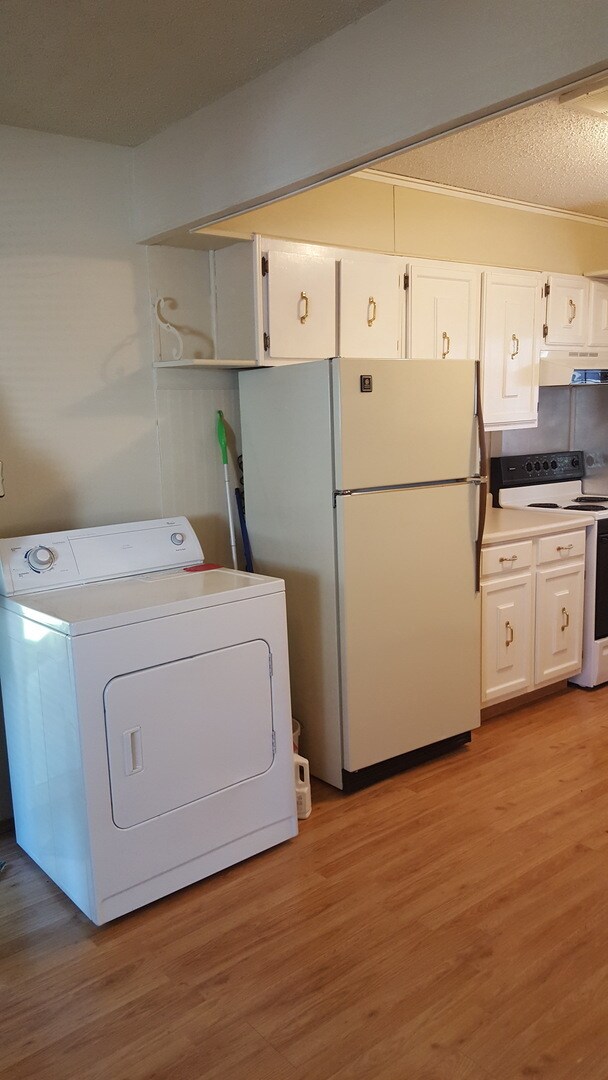 Foto del edificio - COZY & QUAINT 2 BD, 1 BA HOUSE WITH WALK O...