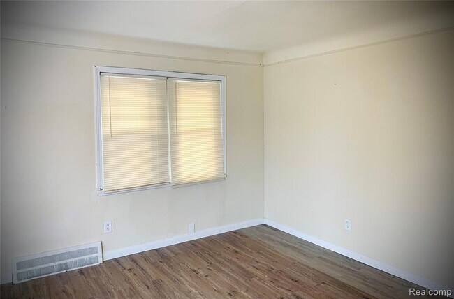 Foto del edificio - 7396 Stahelin Ave