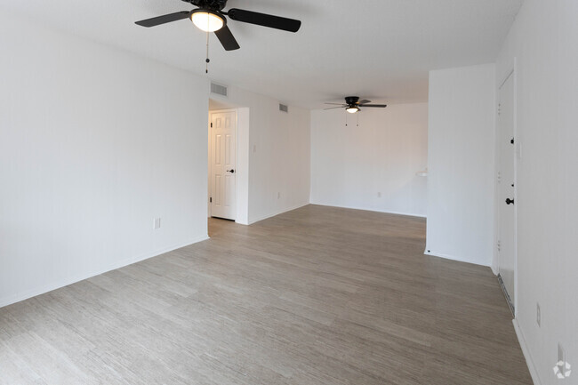 2BR, 2BA - 930 SF - SUN HOLLOW