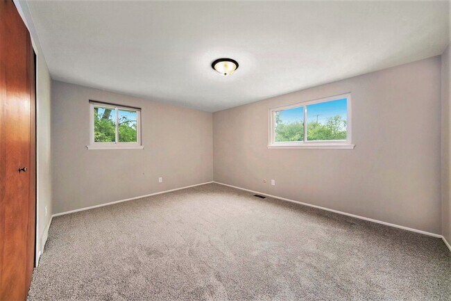 Foto del edificio - 2923 Burlington Ct