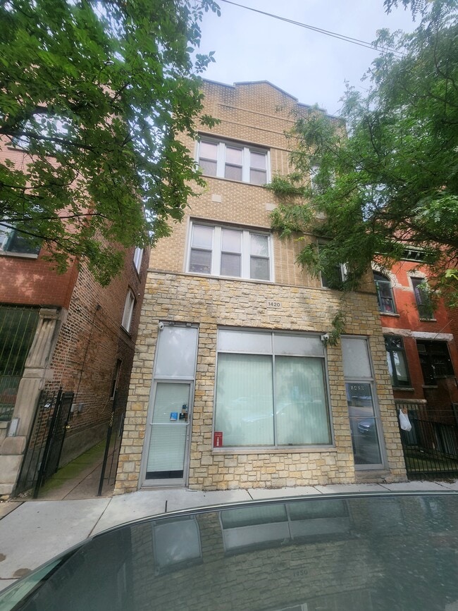 Building Photo - 1420 N Western Ave