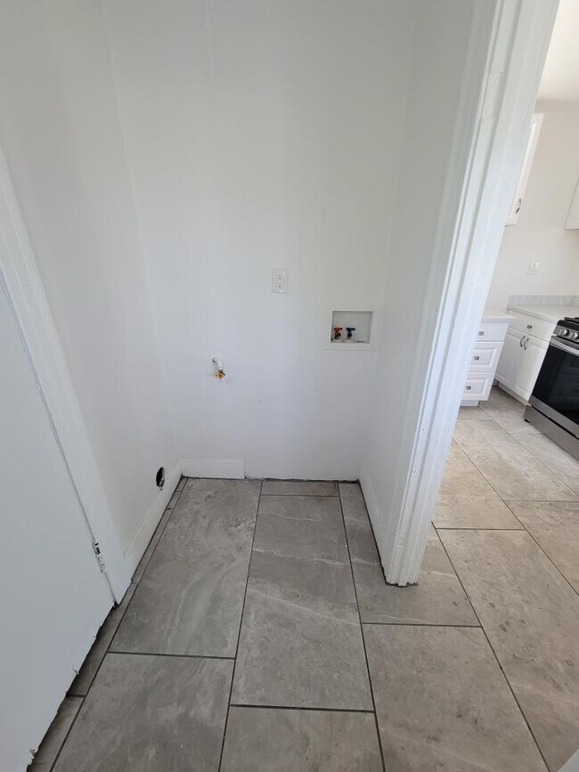 Washer dryer hookup - 2000 Browning Blvd