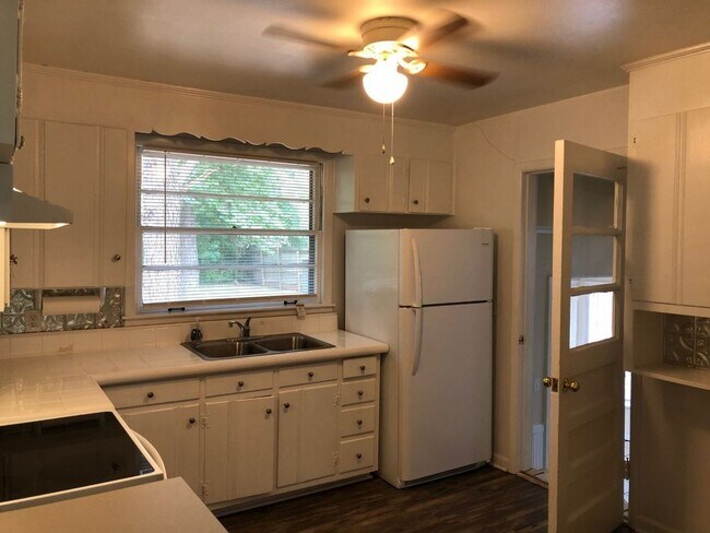 Building Photo - Mid-Century Modern with Vintage Charm