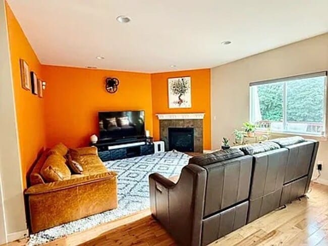 Building Photo - Available Now – 4 bed 2.5 bath Sq Ft Woodr...