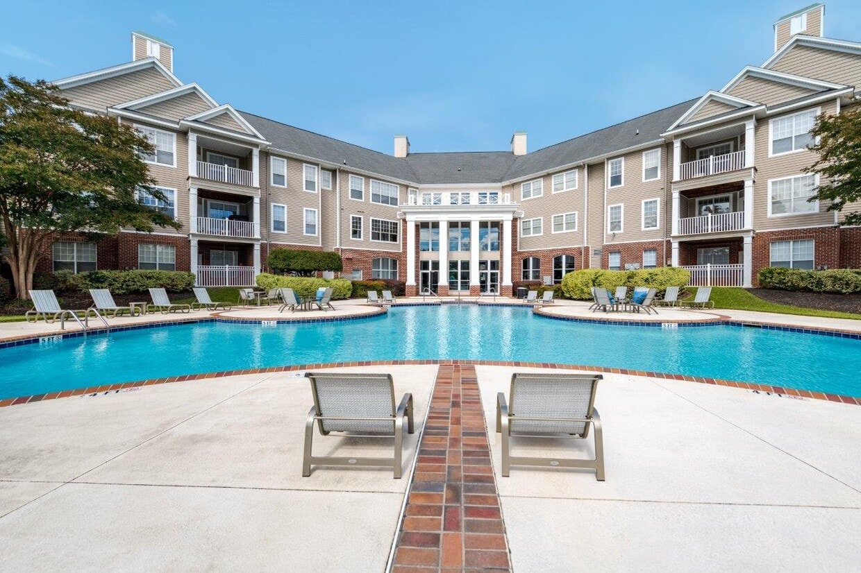 Foto principal - Westlake at Morganton Apartment Homes